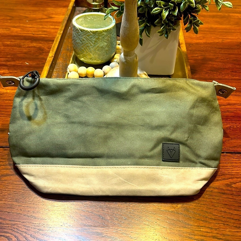 💥 2/$10 Ashby & Brant Green & Beige zipper pouch travel organizer bag